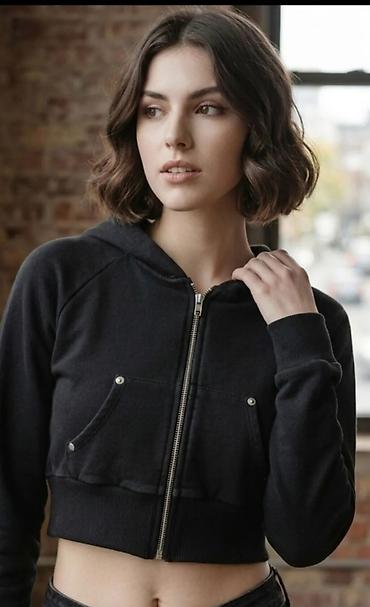 Kratka ženska dukserica sa kapuljačom - Model: crop dužina, uži kroj