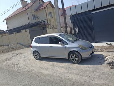 машине арзан: Honda Fit (поколение GD) хэтчбек 5‑дв., серебристый цвет. Ключевые