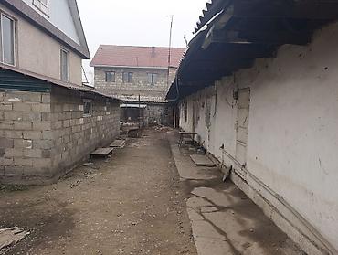 Продажа коттеджей и домов: Продаётся дом с хозяйственным двором и постройками. Основные — 2