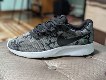 день и ночь: Мужские кроссовки, 42, Nike, Б/у, цвет - Серый, Самовывоз
