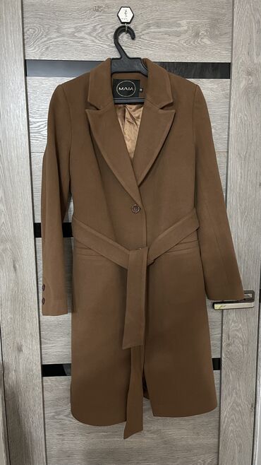 бежевое мужское пальто: Пальто бежевое приталенное S размер