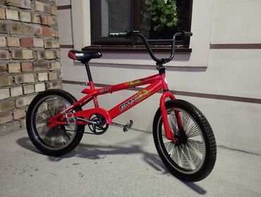 Велосипеды: Велосипед BMX красного цвета. Шины и цепи в порядке. Сиденье можно