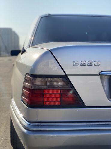 e pult: Mercedes-Benz E 220: 1993 г., 2.2 л, Механика, Бензин, Седан