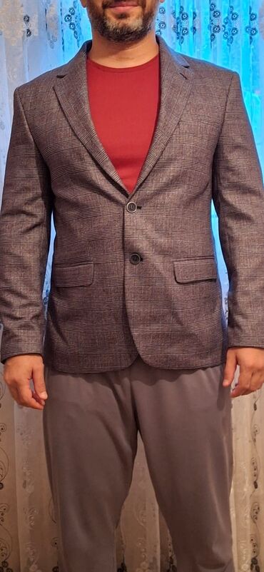 Kişi damalı blazer, tək düyməli bağlanmağa malikdir və iki ciblidir