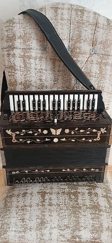 концерт инстасамки в баку: Harmonium/akkordeon tipli qədim klavişli nəfəsli musiqi aləti - — 1