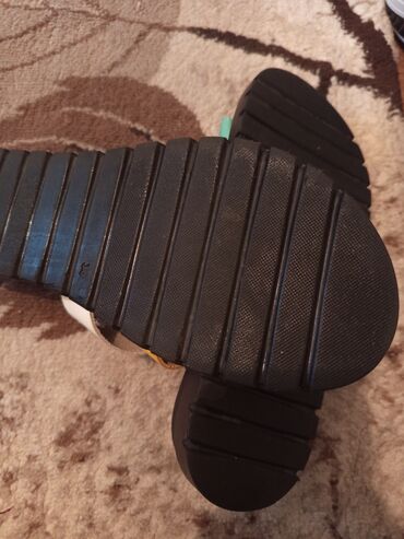 Босоножки, сандалии, шлепанцы: Девочки продаю свою обувь по причине что они мне малы и одна больше — 3