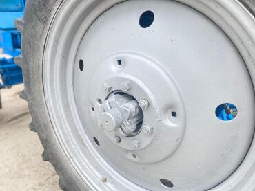 Тракторы МТЗ (Беларус): Трактор МТЗ 80 синего цвета с кабиной. Оборудован передними фарами и — 6