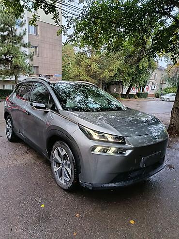 нета электромобиль: GAC Aion V Plus — электрический кроссовер серо‑графитового цвета — 1