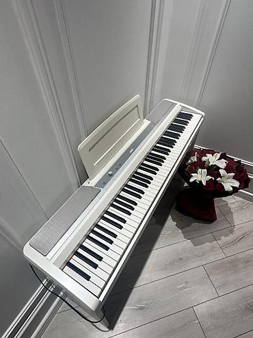 Klavişli alətlər: Korg SP-170S rəng: ağ (kompakt rəqəmsal piano) Xüsusiyyətlər: - 88 — 3