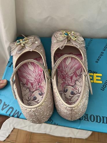 Pembe 32 razmer 25 azn 1 defe geyinilib ışıqlı ayaqqabı Tecili