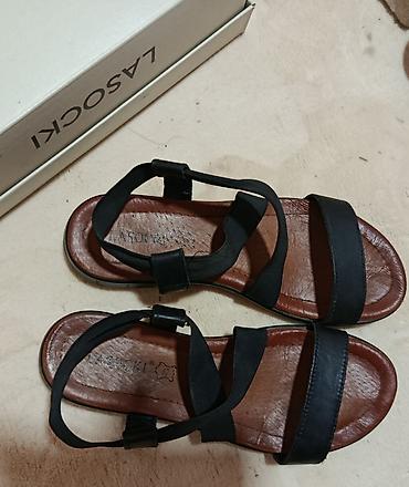 LASOCKI ženske sandale - Model: ravne sandale sa tri crne trake