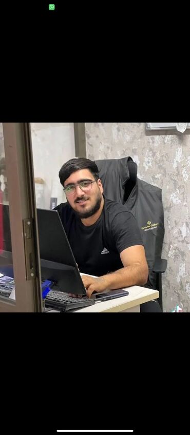 takta: Ofis üçün nəzərdə tutulmuş bu qara, təkərli ofis kreslosu, iş masası