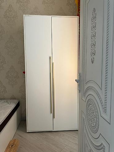 bala ordek: Ağ rəngli iki qapılı paltar dolabı - Minimalist dizayn, düz səthlər — 2