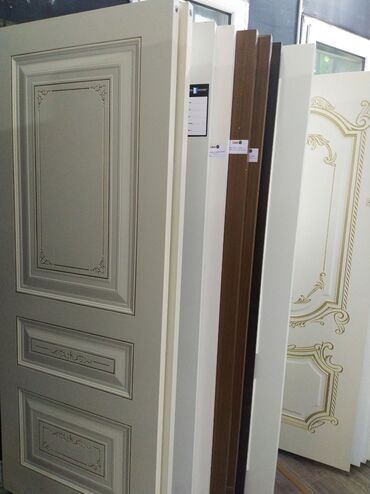 Seyflər: Müxtəlif rənglərdə və dizaynlarda olan qapı nümunələri. Bu qapılar