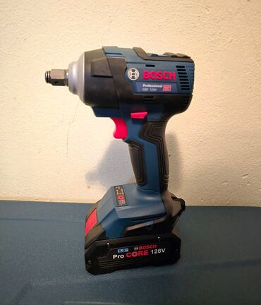 Ostali alati i mašine: BOSCH set alata 4u1 - 190€ Cena:190evra! 4 baterije 1 punjača Aku — 7