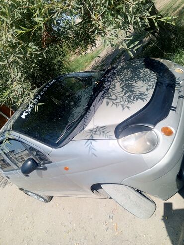 домкрат для автомобиля: Автомобиль Daewoo Matiz серебристого цвета, компактный городской