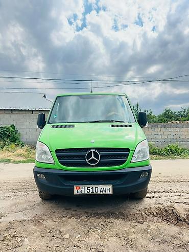 габариты: Mercedes-Benz Sprinter (длинная база), зелёный фургон. Основные — 1