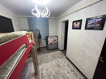 Продажа комнат: Дом 5 комн. - Большая гостиная: светлые стены с фактурными обоями — 4
