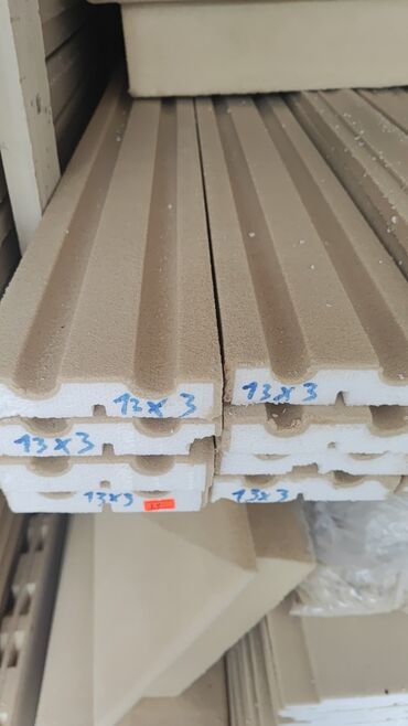 dartma tavanlar: Bej rəngdə, 13x3 ölçülü dekorativ taxta material. Divar və tavanlarda