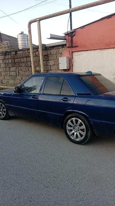 mersedes g 63: Mercedes-Benz sedan (W201 – 190 seriyası). Göy rəngli, 4 qapılı. Arxa — 3