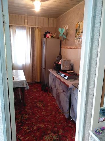 Продажа коттеджей и домов: Продаётся дом центр район площади, саманный, участок 4.8 соток, три — 6