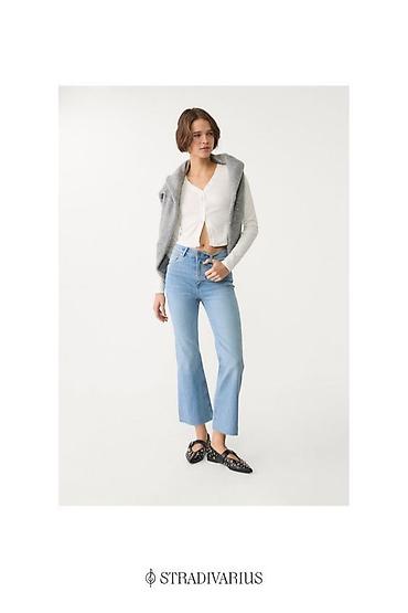 Cinslər: Stradivarius cropped flare cins şalvarı
32 olcu — 1
