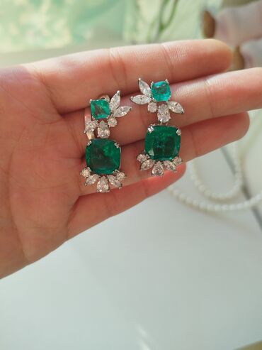 Sırğalar: Swarovski sirga satilir . Yenidi💚 28 manat Sadece 1 eded qalib