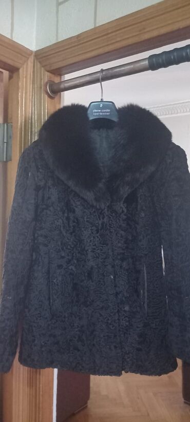 sirqa modelleri: Temiz karakul 44 razmer,Qara rəngdə ziqzaq teksturalı xəz kürk. -