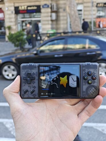 Foto və videokameralar: Portativ retro oyun konsolu - Şəffaf tünd boz korpus, klassik D‑pad