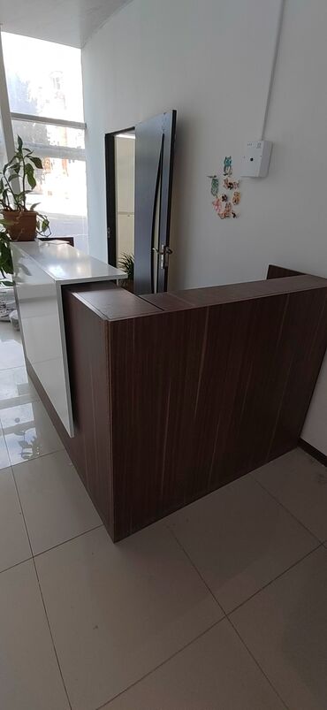 стол для конференций: Resepsiyon stendi / qarşılanma masası - Material: ağ və tünd ağac