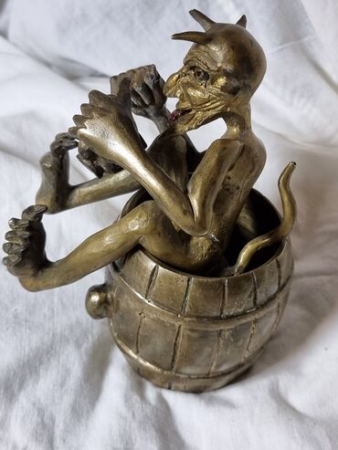 Антиквариат: Пепельница БРОНЗА . Антикварная. Раритет. Черт пьёт пиво. Привезли из — 16