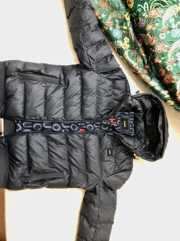 пуховик moncler черный укороченная: Пуховик HUGO (Hugo Boss), мужской - Цвет: черный, матовый. -