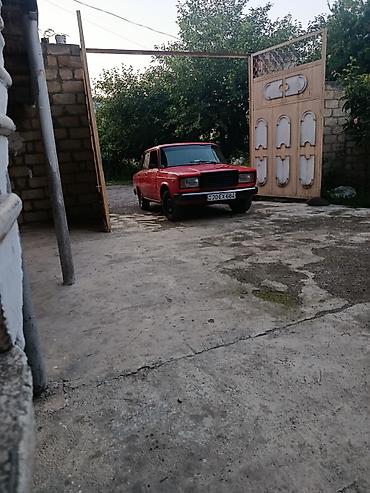 vaz 2107 tekeri: Qırmızı rəngli sedan avtomobil Xüsusiyyətlər:idyaldr otur sur - — 2
