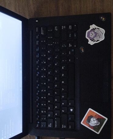 komputer windows 7: DELL notbuk 16gb ram ilə.İşıqlı klaviatura.Ssd ilə təmin olunub.Tək
