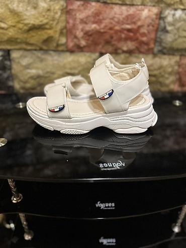 ağ krasofka: Ağ rəngli qadın sandal modeli - Stil: idman üslubunda platformalı — 2