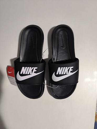 Sandale i papuče: Nike i druge sportske papuče – više modela i dezena Opis: - Sportske — 20