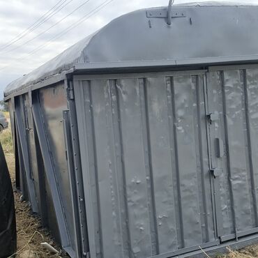 продаю листы контейнера: Металлический грузовой контейнер серого цвета с округлой крышей