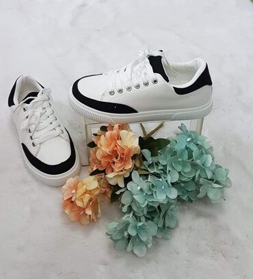 Women's Sneakers and athletic shoes: 36-41
2000 — 12