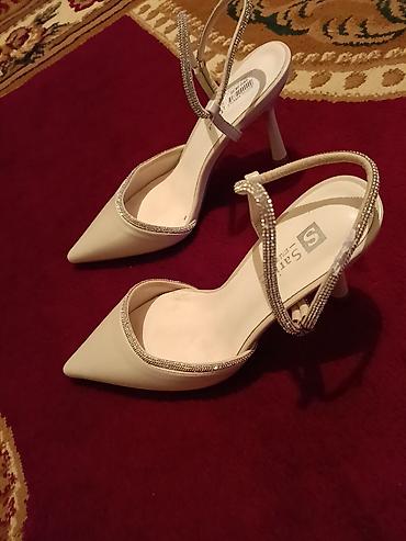 39ölçü, yenidir geyinilməyib təzədir. Brend: S. Model: Zərli kayışlı