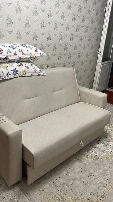 Просторный раскладной диван-кровать цвета светлый беж. - Прямой