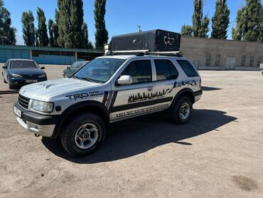 набор ключей аэрофорс: Серебристый внедорожник Isuzu Trooper, готовый к приключениям. Оснащен