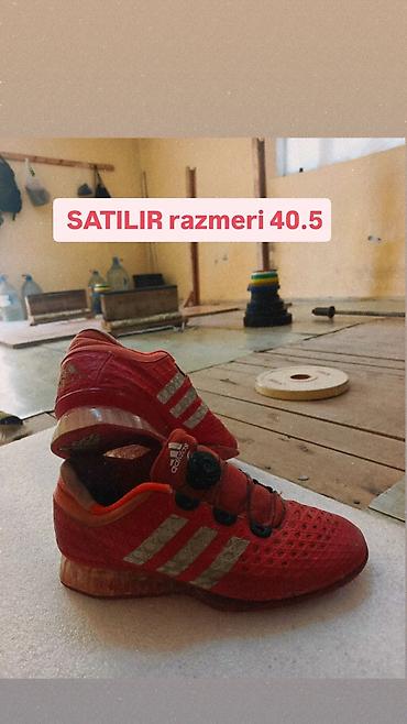 Satılır: idman ayaqqabısı - Brend: Adidas - Rəng: qırmızı, yan hissədə