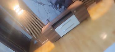 divar rəf: MDF-laminate media TV tumbası - Müasir dizayn: ağ və tünd ağac — 1