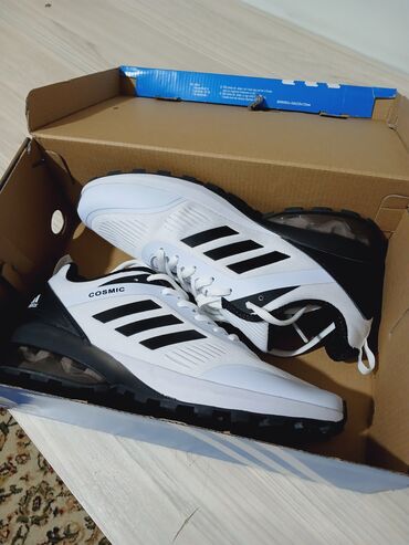 adidas мужская одежда: Кроссовки и спортивная обувь