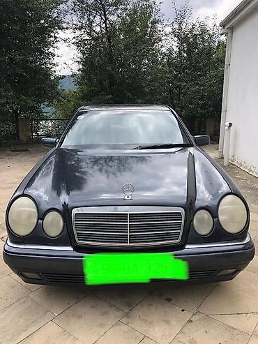 Mercedes-Benz: Mercedes-Benz E-Class (E200) sedan - Kuzov: 4 qapılı sedan, Göy rəng — 2