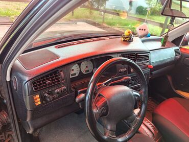 Volkswagen: Dördqapılı qara rəngli hetçbek model "Volkswagen Golf III" avtomobili — 13