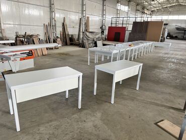 ofis divanları: Yeni, İşçi üçün, Kvadrat masa