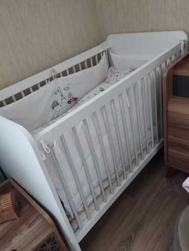 Oğlan və qız üçün, Dördbucaq, Beşik, Dəst ilə, Matras ilə, Yellənmə mexanizmsiz