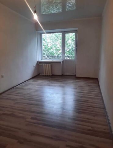 срочно продаётся 1 комнатная квартира в районе ошского рынка по улице молодая гвардия токтогула: 1 комната, 31 м², 104 серия, 4 этаж, Косметический ремонт