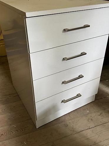 Komodlar: Ağ rəngli 4 çekmecəli şkaf yeni - Minimalist dizayn, düz xətlər və — 1